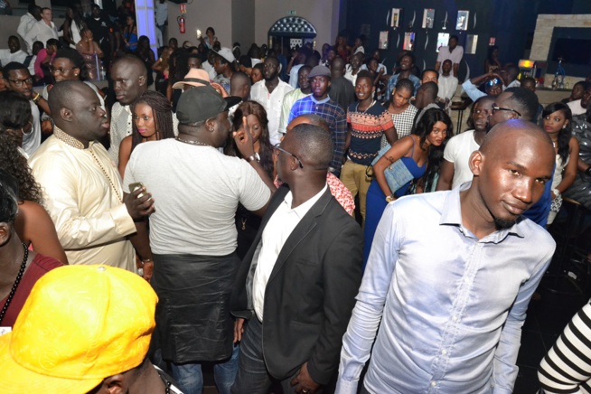 BLOWY A GUICHET FERME: Pape Diouf confirme son statut de leader dans la musique Sénégalaise, toujours copié mais jamais égalé. Regardez en images. BLOWY A GUICHET FERME: Pape Diouf confirme son statut de leader dans la musique Sénégalaise, toujours copié mais jamais égalé. Regardez en images.