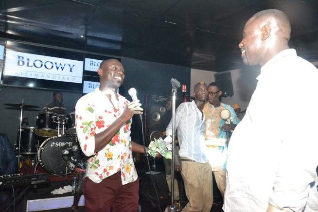 BLOWY A GUICHET FERME: Pape Diouf confirme son statut de leader dans la musique Sénégalaise, toujours copié mais jamais égalé. Regardez en images. BLOWY A GUICHET FERME: Pape Diouf confirme son statut de leader dans la musique Sénégalaise, toujours copié mais jamais égalé. Regardez en images.