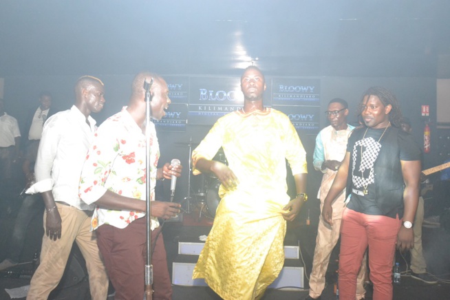 BLOWY A GUICHET FERME: Pape Diouf confirme son statut de leader dans la musique Sénégalaise, toujours copié mais jamais égalé. Regardez en images. BLOWY A GUICHET FERME: Pape Diouf confirme son statut de leader dans la musique Sénégalaise, toujours copié mais jamais égalé. Regardez en images.