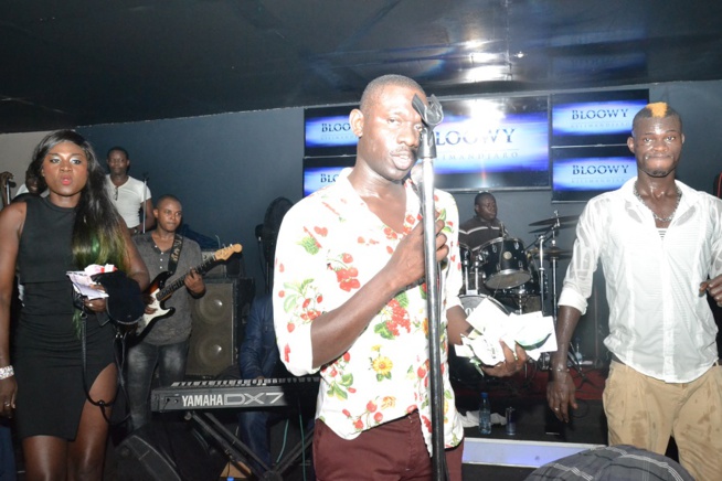 BLOWY A GUICHET FERME: Pape Diouf confirme son statut de leader dans la musique Sénégalaise, toujours copié mais jamais égalé. Regardez en images. BLOWY A GUICHET FERME: Pape Diouf confirme son statut de leader dans la musique Sénégalaise, toujours copié mais jamais égalé. Regardez en images.