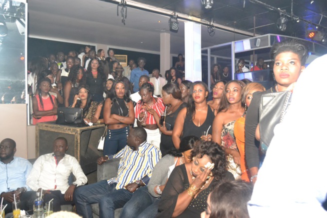 BLOWY A GUICHET FERME: Pape Diouf confirme son statut de leader dans la musique Sénégalaise, toujours copié mais jamais égalé. Regardez en images. BLOWY A GUICHET FERME: Pape Diouf confirme son statut de leader dans la musique Sénégalaise, toujours copié mais jamais égalé. Regardez en images.