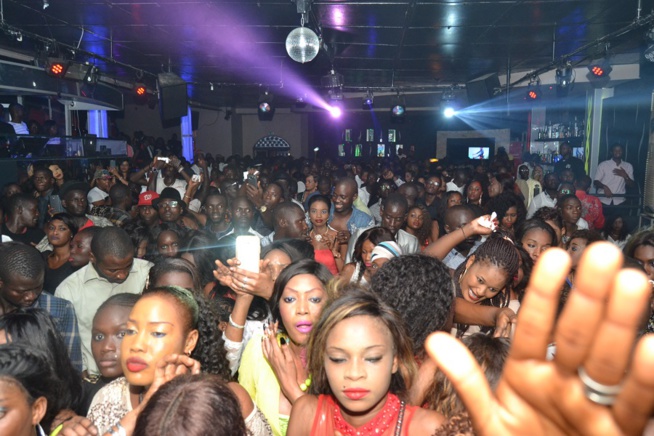 BLOWY A GUICHET FERME: Pape Diouf confirme son statut de leader dans la musique Sénégalaise, toujours copié mais jamais égalé. Regardez en images. BLOWY A GUICHET FERME: Pape Diouf confirme son statut de leader dans la musique Sénégalaise, toujours copié mais jamais égalé. Regardez en images.