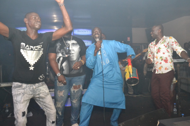 L e show du groupe soleil levant de Thies sur scéne avec Pape Diouf. L e show du groupe soleil levant de Thies sur scéne avec Pape Diouf.