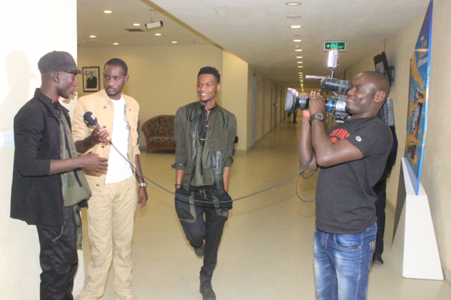 Le groupe de rap Akhlou Brik au micro de Kalz de la TFM Le groupe de rap Akhlou Brik au micro de Kalz de la TFM