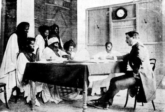 Le marabout Cheikhna Cheikh Saadbou et le colon Xavier Coppolani, signant un accord de paix ! Le marabout Cheikhna Cheikh Saadbou et le colon Xavier Coppolani, signant un accord de paix !