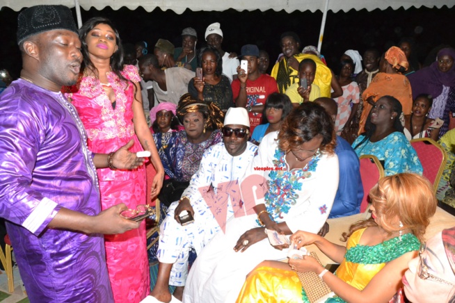 Viviane Chidid au baptême de son homonyme, la fille de son manager Djidiack. Revivez le grand R-V des artistes. Viviane Chidid au baptême de son homonyme, la fille de son manager Djidiack. Revivez le grand R-V des artistes.