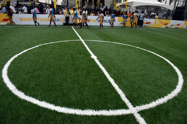 Akon inaugure le premier terrain de foot d’Afrique éclairé par les mouvements des joueurs au Nigeria Akon inaugure le premier terrain de foot d’Afrique éclairé par les mouvements des joueurs au Nigeria