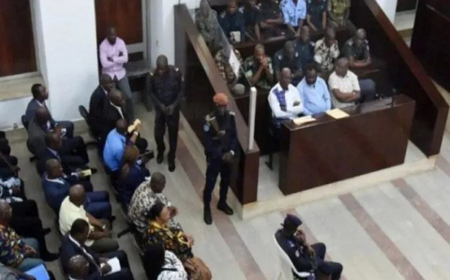 Cité Mixta : Une dame ayant vendu une voiture volée, condamnée avec ses complices Cité Mixta : Une dame ayant vendu une voiture volée, condamnée avec ses complices