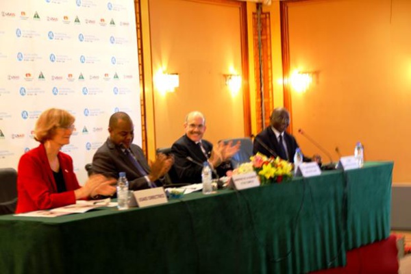 L’Ambassadeur Zumwalt lance les activités du Centre de leadership pour les jeunes africains de Dakar L’Ambassadeur Zumwalt lance les activités du Centre de leadership pour les jeunes africains de Dakar
