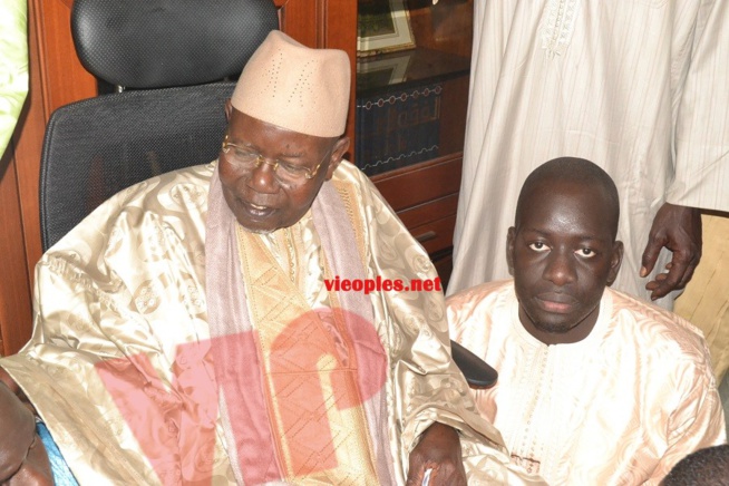 Maoloud 2015: L'homme d'affaires Aziz Ndiaye offre des bœufs à Abdoul Aziz Sy junior.