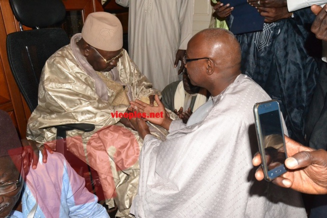 Maoloud 2015: L'homme d'affaires Aziz Ndiaye offre des bœufs à Abdoul Aziz Sy junior.
