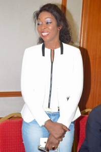 Quand Aby Ndour communique à travers ses habits blancs Quand Aby Ndour communique à travers ses habits blancs