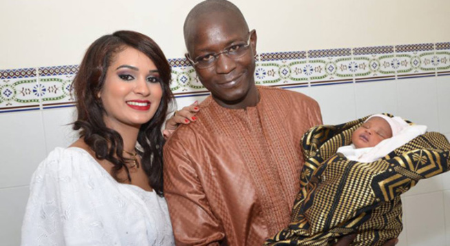 Abdou Aziz Mbaye, Conseiller en Tic de Macky Sall donne le nom de sa fille à la première Dame Abdou Aziz Mbaye, Conseiller en Tic de Macky Sall donne le nom de sa fille à la première Dame