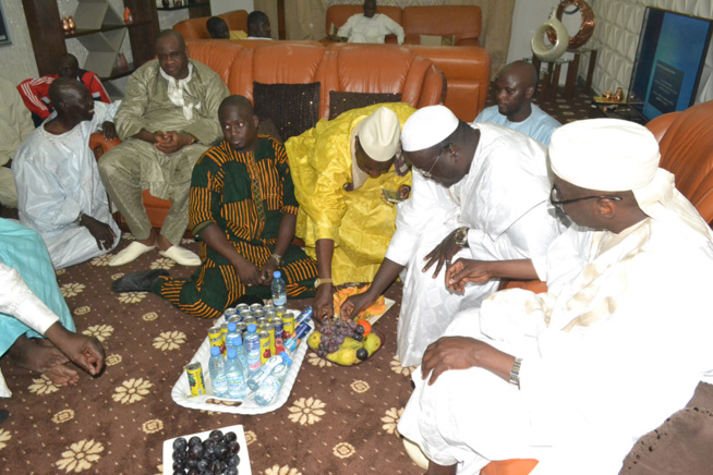 Maoloud 2015: Aziz Alé Ndiaye reçoit déja ses hotes à Tivaoune. Regardez Maoloud 2015: Aziz Alé Ndiaye reçoit déja ses hotes à Tivaoune. Regardez