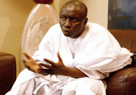 Idrissa Seck chez l'évêque Mon seigneur André Guèye Idrissa Seck chez l'évêque Mon seigneur André Guèye