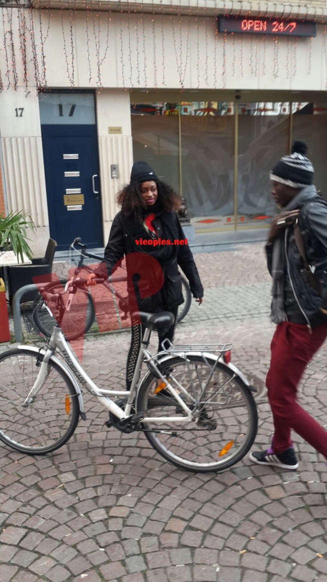 Photos: La danseuse de Viviane, Kiné l'épouse du danseur de Waly Hamady Badiane en mode bicyclette en Belgique.