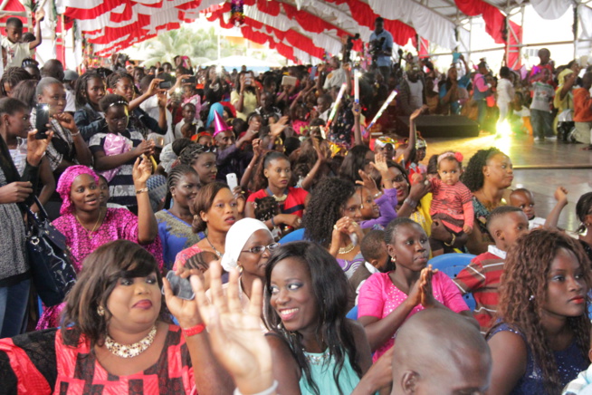 La Diva a offert un noël de rêve aux mômes au Magic Land. La Diva a offert un noël de rêve aux mômes au Magic Land.