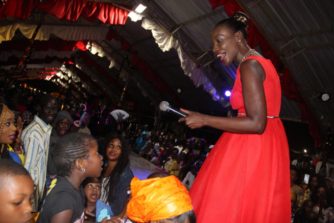 La Diva a offert un noël de rêve aux mômes au Magic Land. La Diva a offert un noël de rêve aux mômes au Magic Land.