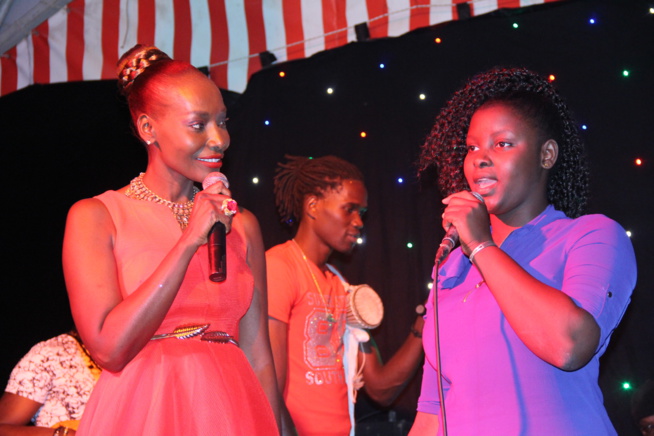 La Diva a offert un noël de rêve aux mômes au Magic Land. La Diva a offert un noël de rêve aux mômes au Magic Land.