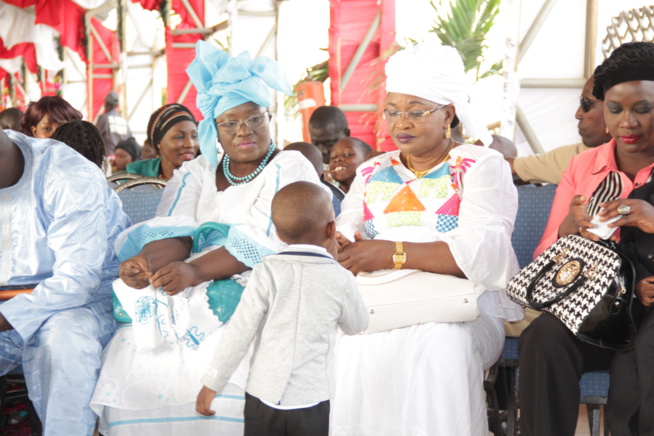 La Diva a offert un noël de rêve aux mômes au Magic Land. La Diva a offert un noël de rêve aux mômes au Magic Land.