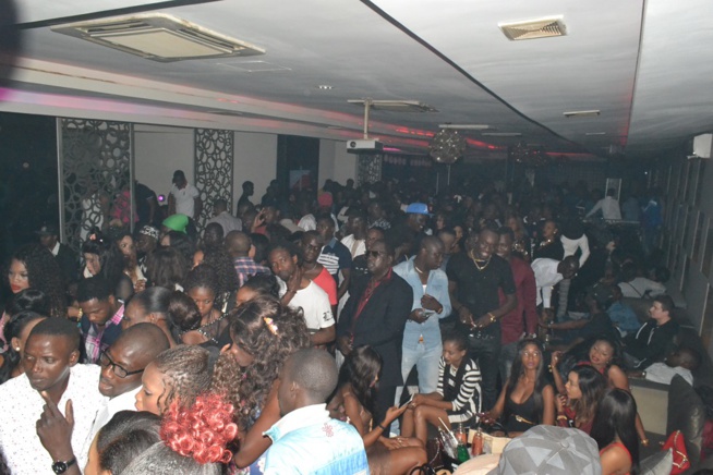 Derniére soirée 2015 à Dakar, Pape Diouf et la génération consciente cassent la baraque et surchargent le Baramundi.Regardez