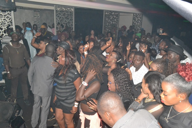 Derniére soirée 2015 à Dakar, Pape Diouf et la génération consciente cassent la baraque et surchargent le Baramundi.Regardez