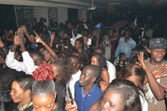 Derniére soirée 2015 à Dakar, Pape Diouf et la génération consciente cassent la baraque et surchargent le Baramundi.Regardez