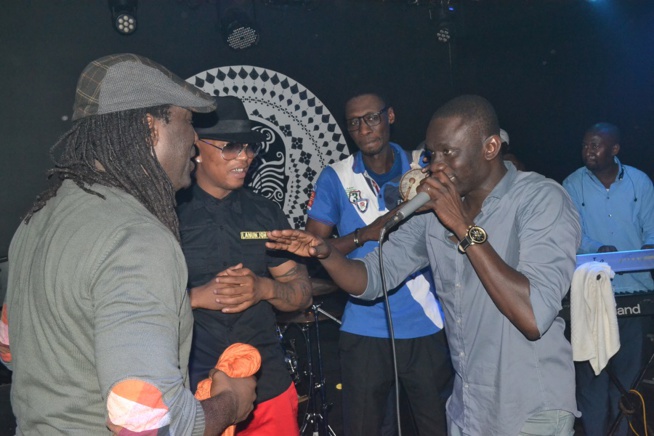 Derniére soirée 2015 à Dakar, Pape Diouf et la génération consciente cassent la baraque et surchargent le Baramundi.Regardez Derniére soirée 2015 à Dakar, Pape Diouf et la génération consciente cassent la baraque et surchargent le Baramundi.Regardez