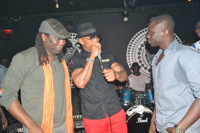 Derniére soirée 2015 à Dakar, Pape Diouf et la génération consciente cassent la baraque et surchargent le Baramundi.Regardez Derniére soirée 2015 à Dakar, Pape Diouf et la génération consciente cassent la baraque et surchargent le Baramundi.Regardez