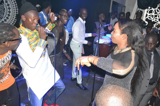 Derniére soirée 2015 à Dakar, Pape Diouf et la génération consciente cassent la baraque et surchargent le Baramundi.Regardez