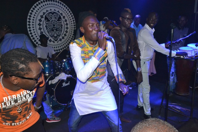 Derniére soirée 2015 à Dakar, Pape Diouf et la génération consciente cassent la baraque et surchargent le Baramundi.Regardez