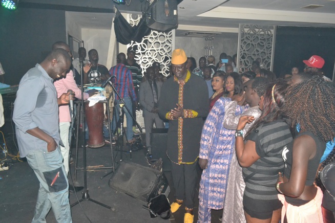 Derniére soirée 2015 à Dakar, Pape Diouf et la génération consciente cassent la baraque et surchargent le Baramundi.Regardez Derniére soirée 2015 à Dakar, Pape Diouf et la génération consciente cassent la baraque et surchargent le Baramundi.Regardez