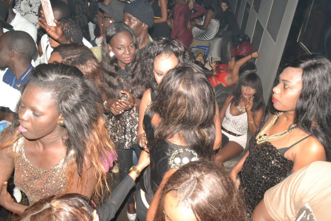 Derniére soirée 2015 à Dakar, Pape Diouf et la génération consciente cassent la baraque et surchargent le Baramundi.Regardez Derniére soirée 2015 à Dakar, Pape Diouf et la génération consciente cassent la baraque et surchargent le Baramundi.Regardez