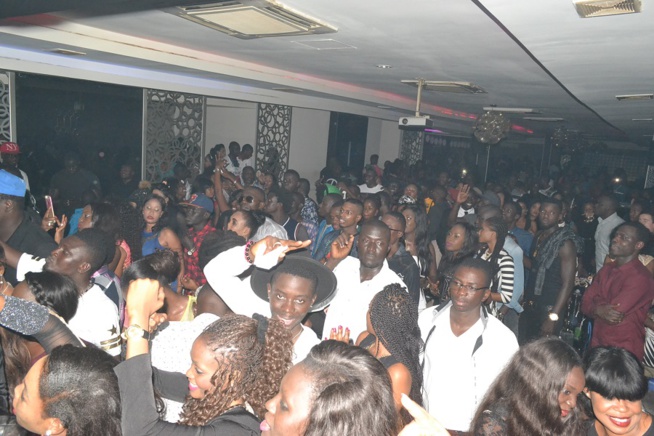 Derniére soirée 2015 à Dakar, Pape Diouf et la génération consciente cassent la baraque et surchargent le Baramundi.Regardez Derniére soirée 2015 à Dakar, Pape Diouf et la génération consciente cassent la baraque et surchargent le Baramundi.Regardez