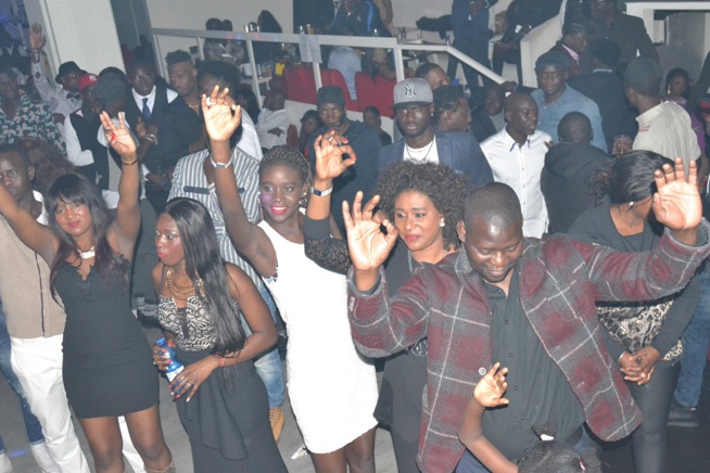 Pape Diouf et la génération consciente explosent le VIP DIPLO CLUB de Brescia en Italie la veille des fêtes de fin d'année. Regardez Pape Diouf et la génération consciente explosent le VIP DIPLO CLUB de Brescia en Italie la veille des fêtes de fin d'année. Regardez