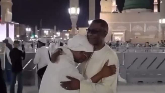En Oumra à la Mecque : Youssou Ndour y rencontre sa sœur Aby Ndour En Oumra à la Mecque : Youssou Ndour y rencontre sa sœur Aby Ndour