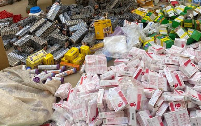 Saisie d’une importante quantité de médicaments prohibés à Grand-Yoff : Huit dépôts illégaux démantelés par l'Agence de Réglementation Pharmaceutique Saisie d’une importante quantité de médicaments prohibés à Grand-Yoff : Huit dépôts illégaux démantelés par l'Agence de Réglementation Pharmaceutique