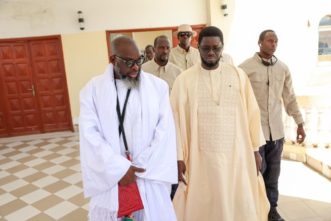 Darou Moukhty : Le Président Bassirou Diomaye Faye à la rencontre de Serigne Abdou Mbacké, le marabout proche d’Ousmane Sonko Darou Moukhty : Le Président Bassirou Diomaye Faye à la rencontre de Serigne Abdou Mbacké, le marabout proche d’Ousmane Sonko