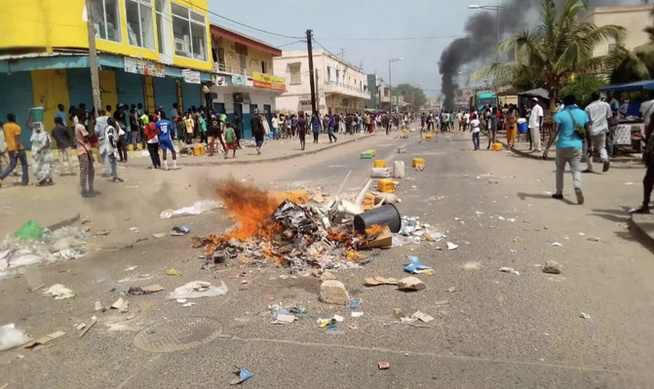 Manifestation à Saint-Louis : Colère des marchands ambulants, affrontements et chaos après leur déguerpissement du marché Sor Manifestation à Saint-Louis : Colère des marchands ambulants, affrontements et chaos après leur déguerpissement du marché Sor