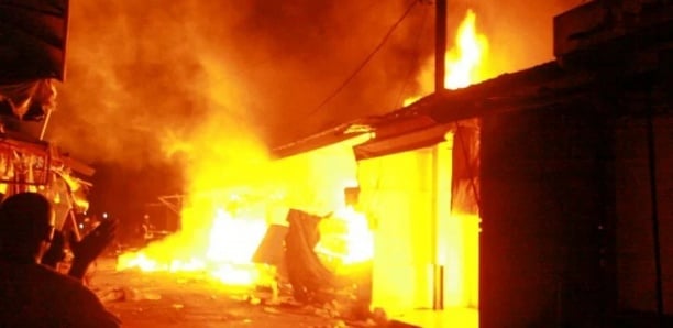 Incendie de Sandaga : un toit s’écroule sur la tête d’un pompier Incendie de Sandaga : un toit s’écroule sur la tête d’un pompier