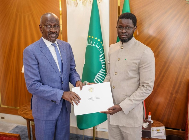 Le Dr Mohamed Salem Ould Merzoug reçu au palais par le Président DiomayeFaye Le Dr Mohamed Salem Ould Merzoug reçu au palais par le Président DiomayeFaye