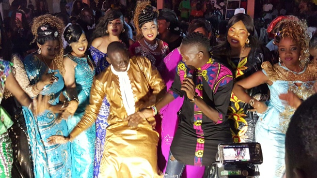 Exclusivité: Les premières images du tournage de la vidéo "Maalaw" de Pape Diouf feat Baye Babou le Gambien Exclusivité: Les premières images du tournage de la vidéo "Maalaw" de Pape Diouf feat Baye Babou le Gambien