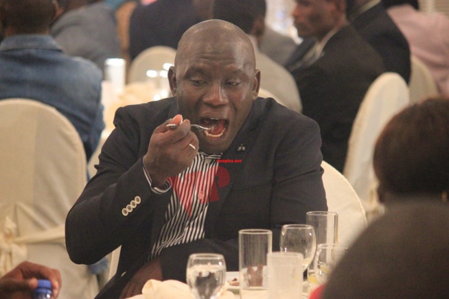 INSOLITES: Soirée de gala des jeunes reporters, quand les fourchettes remplace les plumes. No coment. INSOLITES: Soirée de gala des jeunes reporters, quand les fourchettes remplace les plumes. No coment.