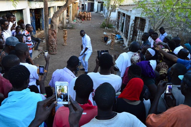 Making off de la vidéo "Maalaw" de Pape Diouf en featuring avec le Gambien Baye Babou. LOOK . Making off de la vidéo "Maalaw" de Pape Diouf en featuring avec le Gambien Baye Babou. LOOK .