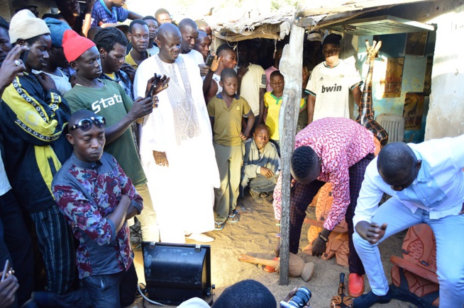 Making off de la vidéo "Maalaw" de Pape Diouf en featuring avec le Gambien Baye Babou. LOOK . Making off de la vidéo "Maalaw" de Pape Diouf en featuring avec le Gambien Baye Babou. LOOK .