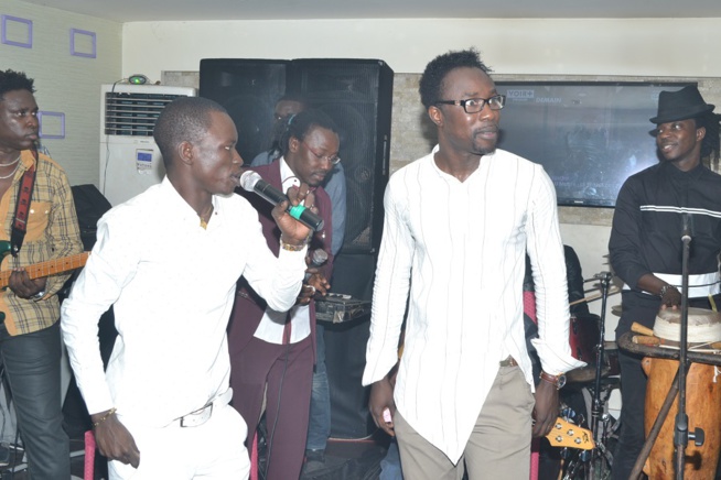 Sidy Samb enflamme son public au Pentola. Revivez le show ambiance. Sidy Samb enflamme son public au Pentola. Revivez le show ambiance.