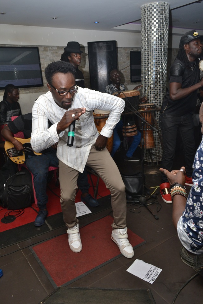 Sidy Samb enflamme son public au Pentola. Revivez le show ambiance. Sidy Samb enflamme son public au Pentola. Revivez le show ambiance.