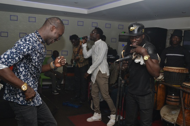 Sidy Samb enflamme son public au Pentola. Revivez le show ambiance. Sidy Samb enflamme son public au Pentola. Revivez le show ambiance.