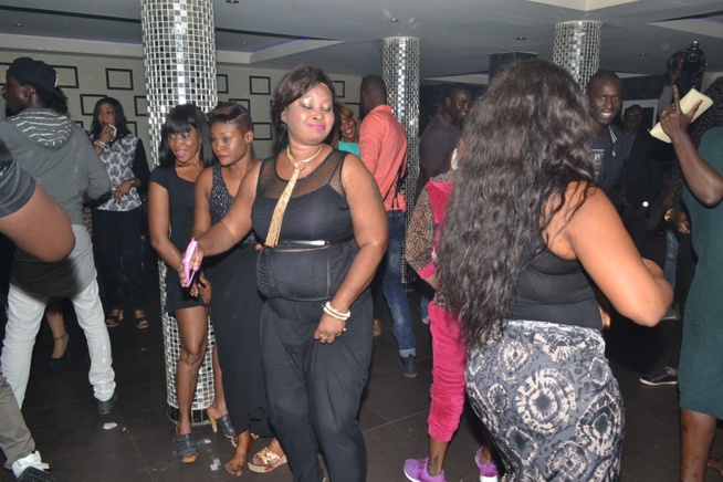 Sidy Samb enflamme son public au Pentola. Revivez le show ambiance. Sidy Samb enflamme son public au Pentola. Revivez le show ambiance.