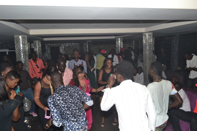 Sidy Samb enflamme son public au Pentola. Revivez le show ambiance. Sidy Samb enflamme son public au Pentola. Revivez le show ambiance.